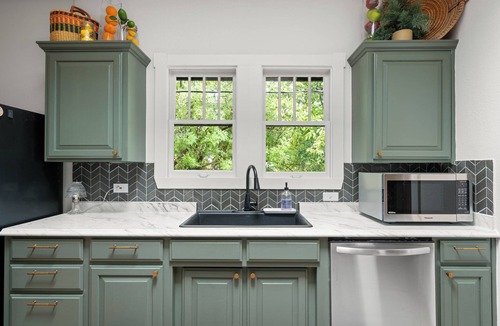 Mineral Wells House | Charming 3-bedroom bungalow, sleeps 8, fire pit, playground, laundry & yoga