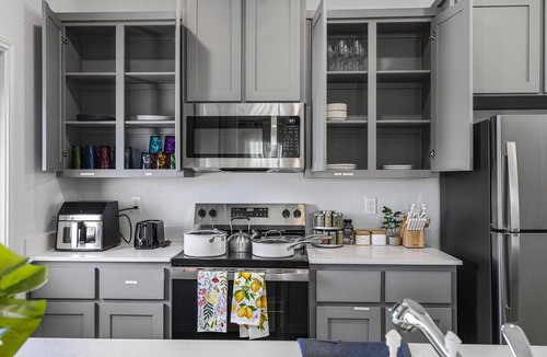 Temple House | Charming 3-Bedroom Close to Hospital and Power Plant, Workspaces, Fenced Yard