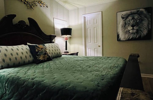 Whitesboro Other | Charming 3-bedroom Farmhouse with AC, WiFi and horse stalls in North Texas