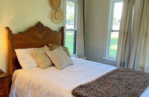Cayuga Other | Charming 3-bedroom farmhouse with AC and WiFi in Athens