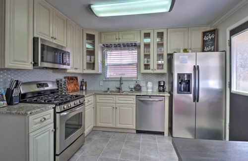 Los Indios House | Charming 3-bedroom house North Austin Abode: Sleeps 9, 10 Mins to Domain!