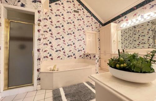 Bedford House | Charming 3-bedroom house near AT&T Stadium, Six Flag, DFW Airport