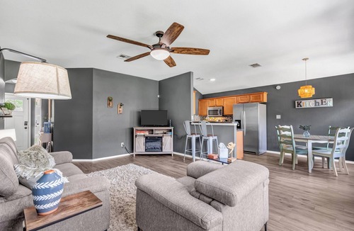 Taylor House | Charming 3-bedroom house with pool, massage chair, fitness room, WiFi in Taylor