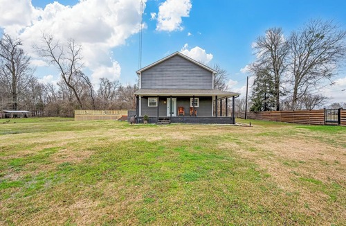 Elmo House | Charming 3-bedroom country house in lovely Wills Point with WiFi, AC