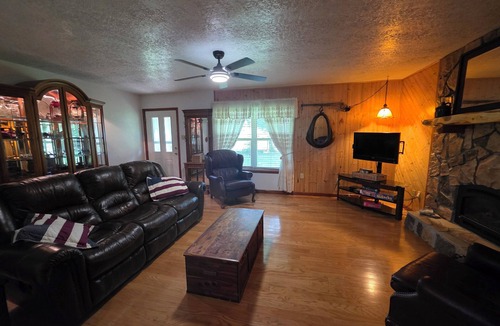 Elmo House | Charming 4-bedroom Country Home near Canton, TX