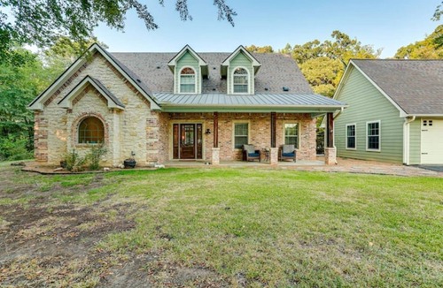 Gober House | Charming 4-bedroom Lake house in Bonham with Pickleball/Basketball court.