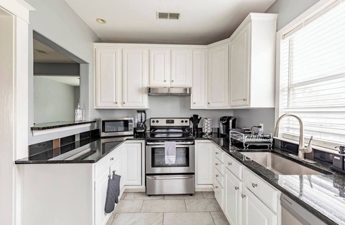 Oak Lawn House | Charming 4BR Duplex in Oak Lawn Private Backyard
