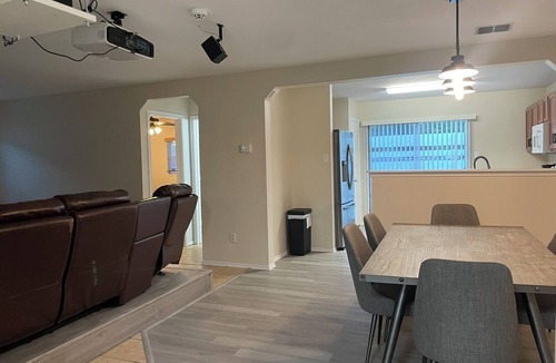Wetmore House | Charming 4BR Getaway with 130” Theater, WiFi & AC in San Antonio