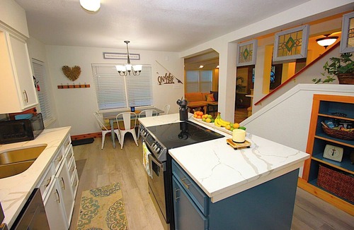 Gun Barrel City House | Charming and cozy. Vintage New Orleans vibe. Balcony view, hot tub and fire pit.