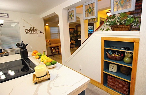 Gun Barrel City House | Charming and cozy. Vintage New Orleans vibe. Balcony view, hot tub and fire pit.