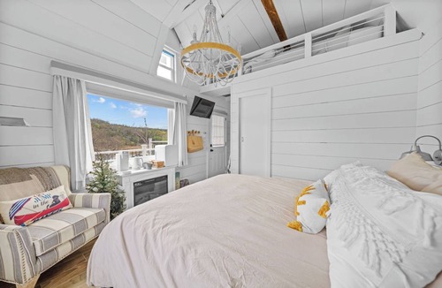 Mineral Wells Cottage | Charming Brazos River Front Cottage perfect for Stargazing, Tranquil and Private