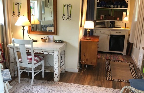Carmine House | Charming Farmhouse Near Round Top sleeps 9