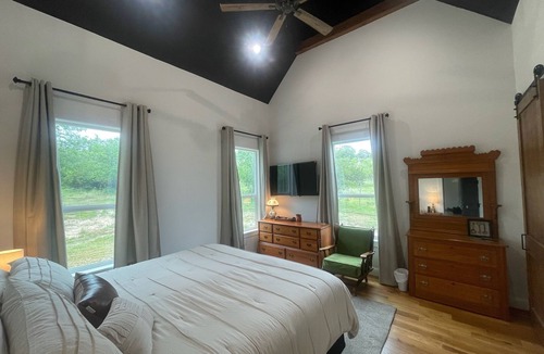 Goldsboro House | Charming farmhouse, quiet country home, perfect for family getaway in cozy Ovalo