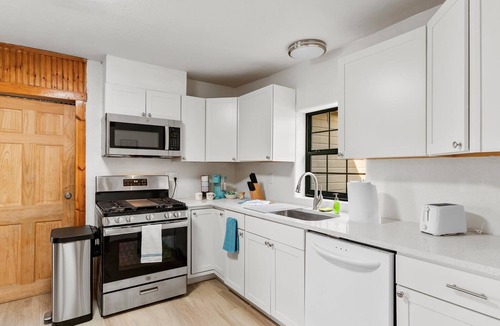 River Oaks Apartment | Charming Home Near Stockyards & Trinity Trails Central Fort Worth