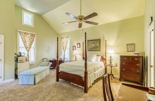 Arsenal Bed & Breakfast | Charming King William Studio | River Walk | Pearl