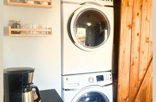 Gun Barrel City House | Charming lakeside 3-bedroom home with bunkhouse sleeps 12 with private boat dock
