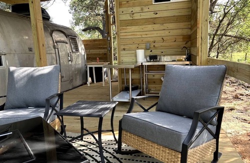 Mineral Wells House | Charming Vintage Airstream with Covered Patio near Mineral Wells, Texas