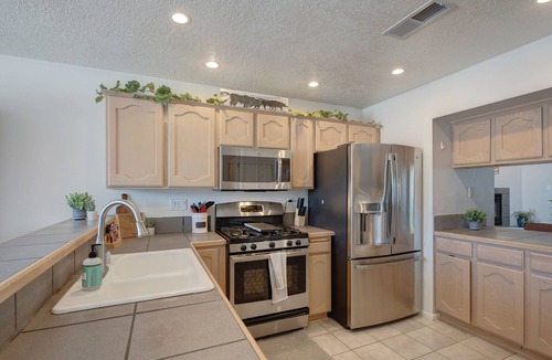 Paradise Hills Civic House | Cheerful Vibrant 3BR - 3TV - Fire pit - Games - Artistic - Fun