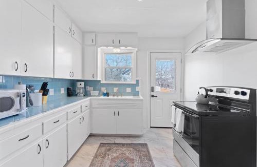 Clarksville House | Chic 2BR Highland Retreat Near UT and Downtown, Free Parking by Austin Vacay