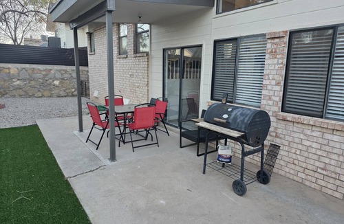 Biggs Field House | CHIC 3-bedroom tri-level house w/great bedding East El Paso with all you need