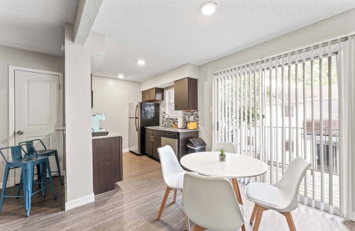 Riverside Apartment | Chic Comfy King Bed 2BR Suite, 5 Min to DT w/pool