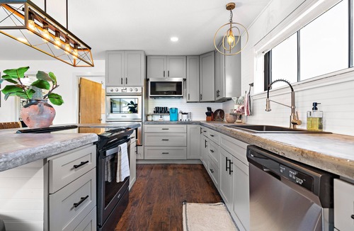Brandon House | Chic Country Cottage w/Adventure Package -Hiking-Fishing-Swimming & More!