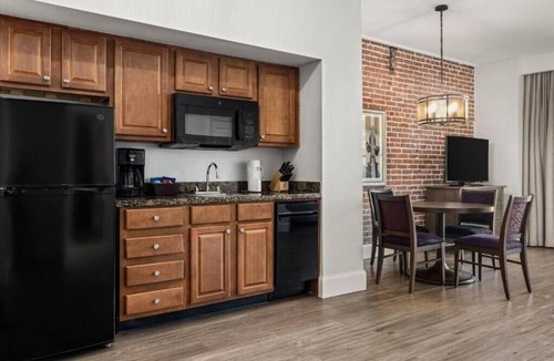 Central Business District Resort | Chic resort with WiFi, AC, fitness room in vibrant New Orleans