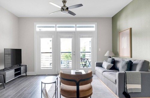 Riverside Apartment | Chic Riverside 2BR w/ Pool, Gym & W/D, nr Lady Bird Lake, by Blueground