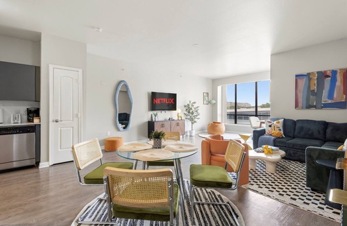 Far North Dallas Apartment | Chic stay in the Heart of Dallas
