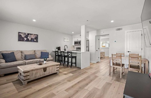Barton Hills Apartment | Chic & Stylish 1BR Retreat - Near Zilker Park