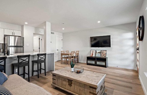 Barton Hills Apartment | Chic & Stylish 1BR Retreat - Near Zilker Park