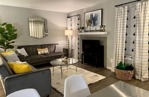 University Hills House | Chic-Townhouse 3BR Minutes to DT | Fast Wi-Fi Park