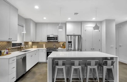 Swede Hill House | Cityscape Retreat | Sleeps 14 | City Views + Grill