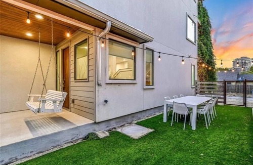 Swede Hill House | Cityscape Retreat | Sleeps 14 | City Views + Grill
