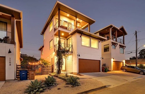 Swede Hill House | Cityscape Retreat | Sleeps 14 | City Views + Grill