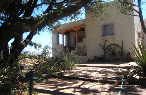 Tyrone House | Classic 1940's Adobe.Walk or Bike To Historic Downtown