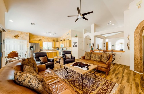 Oro Valley House | Classic, dog-friendly home with landscaped backyard, private pool & spa
