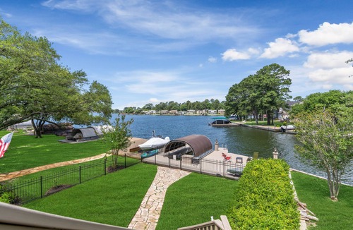 Walden on Lake Conroe House | Clemens' Cottage - Lakefront Bungalow on Lake Conroe w/Private Dock & Boat Slip