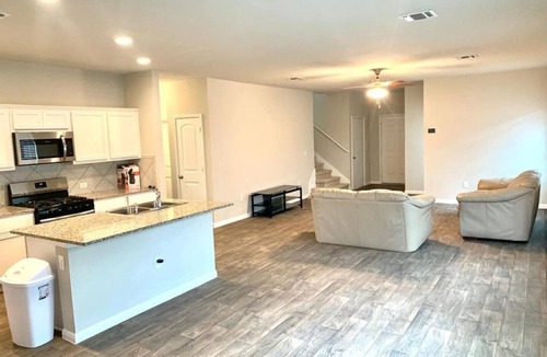 McNeil House | Close to downtown 14mint Airport 15 minute and south