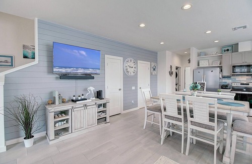 Old Town Cottage | Coastal cottage, community pool, parking for 2