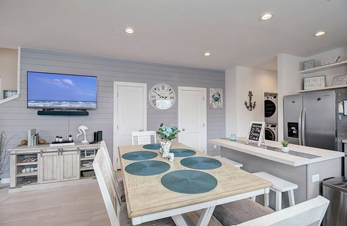 Old Town Cottage | Coastal cottage, community pool, parking for 2