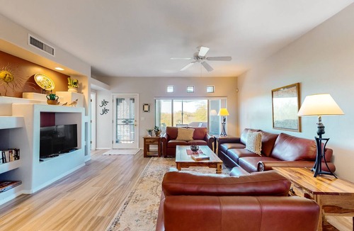 Rancho Vistoso Condo | Colorful & art-filled condo with W/D, pool & hot tub