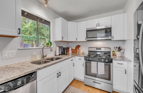 Central East Austin House | Colorful Home with Private Yard with fast Wifi - Walk to East 6th - Sleeps 6