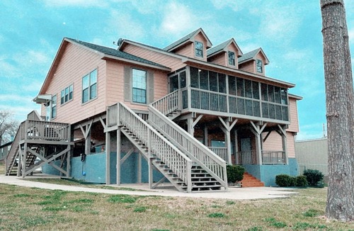 Pointblank House | Come relax at this beautiful Livingston lake front!