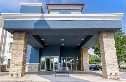 Wetmore Hotel | Comfort Suites Medical Center near Six Flags