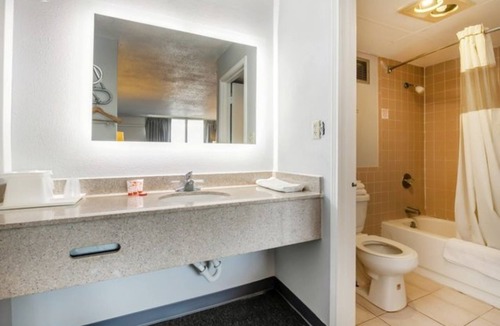 Jennings Hotel | Comfortable Double Room! Clean, Comfortable, Quiet—Perfect for Family Travel!