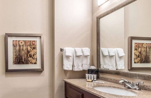 Mineral Wells Hotel | Comfortable Stay in Red Lion Inn & Suites Mineral Wells! Free Parking!