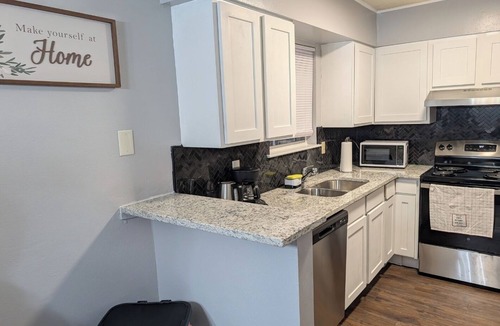 Northwest Los Angeles Heights Condo | Comfy & Cozy 1-bedroom condo in San Antonio with AC and Wifi
