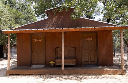 Valley View Cabin | Conestoga Wagon 2 -Wildlife Encounters and a Wild West Wagon!