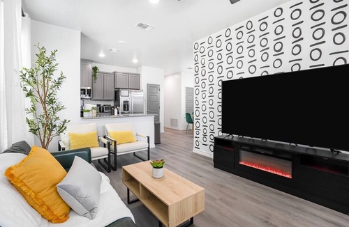 Temple House | Contemporary 3-Bedroom Duplex, Near Hospital & Downtown, Fenced Yard, Workspace
